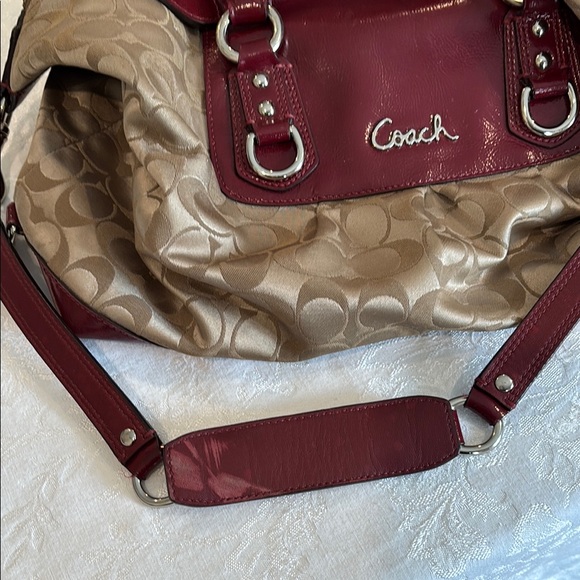 Coach Ashley Signature bag 
1 call out discoloration back of shoulder strap - Picture 11 of 11